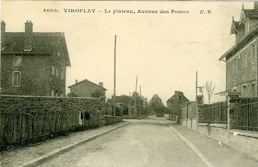 L’avenue des Postes (maintenant Costes et Bellonte) dbouche sur la rue Rieussec  la hauteur du premier btiment des Postes, Tlgraphe et Tlphone. (coll. part.)