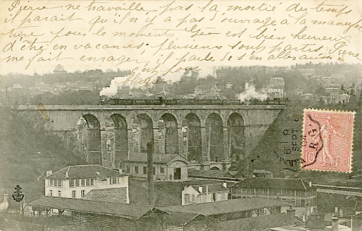 Le train  vapeur  de la ligne Montparnasse-Versailles passe au dessus de la ligne des Invalides  l’approche de Meudon-Val-Fleury, (coll. part.)
