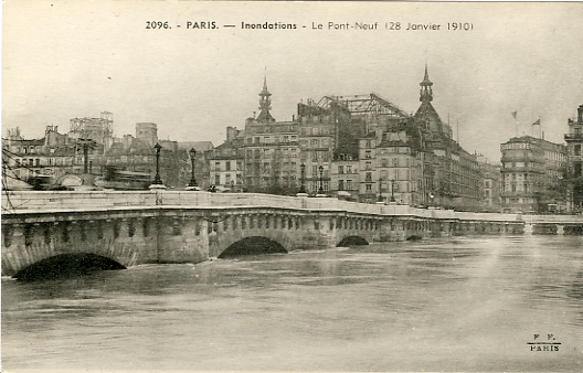 Le Pont Neuf, plus ancien pont de Paris, est presque submerg par la crue. Il est  noter que ses constructeurs avaient conscience des crues car il reste un tirant d’air sous les arches centrales.