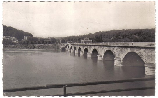 Pont de Svres vu depuis Boulogne. On note la gare du train Issy-Puteaux, maintenant arrt du tramway. CPSM bords dentels