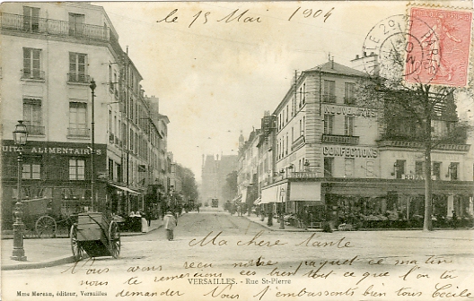 La rue prise depuis l’avenue de Saint Cloud, avec l’Htel de Ville au fond. Dballage devant le magasin Dufayel,  droite.