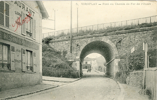 Mme vue de la monte de la rue de la Saussaye et le pont du chemin de fer. La carte est estampille d’une publicit pour les potages Maggi. (coll. part.)