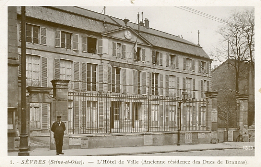 La Mairie de Svres, ancien htel des ducs de Brancas. CPA
