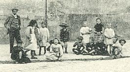 Groupe d’enfants devant l’glise (coll. part.)