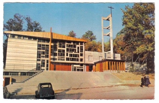 Eglise Sainte Bernadette. CPSM couleur bords dentels. Editeur Photogravure Raymon, Brunoy. Collection Images de france, 18 Chaville. CP circule le 8/10/1978.