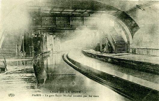 Station Saint-Michel. On ne voit plus que le 3me rail sortir de l’eau.