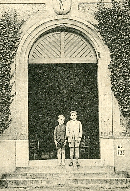Enfants posant devant l’entre de St Paul.