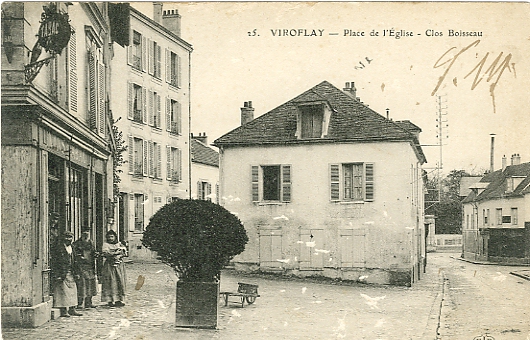 Autre vue du caf de la place, avec des arbustes, et du clos Boisseau. Au fond, la rue de Versailles montre la boulangerie et le Grand Chalet. (CPA)