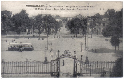 Une rame du Louvre-Versailles est en station au pied de l’Htel de Ville. CPA (coll. part.)