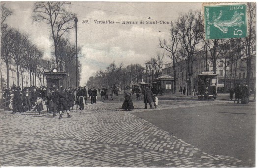 Animation avenue de Saint Cloud ;  la hauteur du march aux fleurs. CPA circule. (coll. part.)