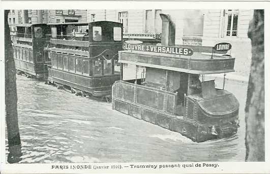 Le tramway Louvre - Versailles pris par les eaux  Passy.