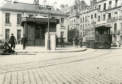 Le tramway de Doulon aborde la place de la Bourse à Nantes.