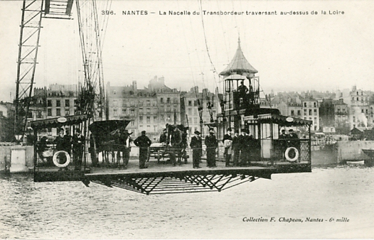 Gros plan sur la nacelle du Transbordeur de Nantes. Piétons, cycliste et carrioles étaient prêts à repartir dès la berge atteinte.
