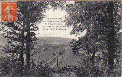 Chaville-Vlizy, une chappe pittoresque. Le train lectrique vu  travers les arbres du Bois de Meudon. LA photo a t prise depuis le bois au dessus de l’entre du tunnel (coll. part.)