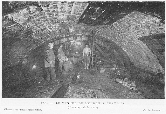 Une scne du percement du tunnel ferroviaire Meudon-Chaville. On distingue la maonnerie place au fur et  mesure de l’avancement et le chariot d’vacuation des dblais. Les stalagtites donnent la mesure des infiltrations d’eau.