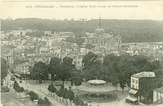 L’glise saint Louis et au premier plan le kiosque du square Barascude. Le kiosque se situe  l’emplacement de la gare routire rive-gauche (coll. part.)