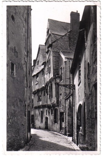 Un aspect du vieux Nantes avec ses poutres et galandages dans des rues troites. Quelques unes subsistent, en voies pitonnes, aprs le bombardement massif de septembre 1943 et la reconstruction du centre-ville.