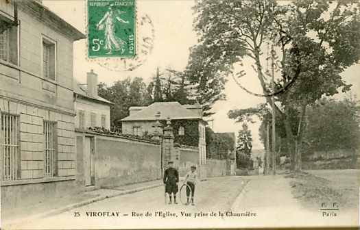 Le chteau Vigor, construit par le fils de la nourrice de Louis XV, fait face au plateau d’volution des Bertisettes et aux deux arbres de la Libert plants devant le porche. Vue vers 1910. (coll. part.)