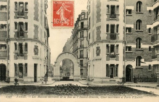 Rue de Viroflay  Paris 15e, vue  travers le porche d’entre des maisons ouvrires de la rue de l’Amiral Roussin. CPA Coll. pers.