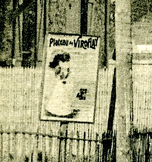 Panneau d’annonce d’une fte du Plateau. Le panneau figure sur une CPA de l’avenue des Combattants,  l’angle de l’avenue des Postes.