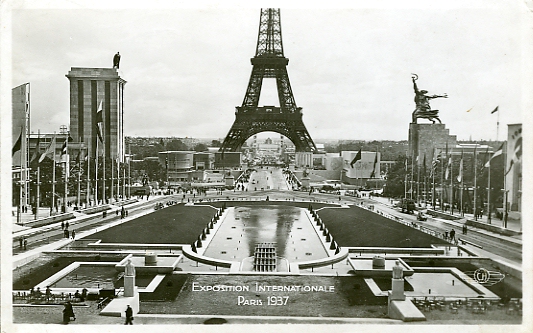 vue gnrale vers la tour Eiffel et le Champ de Mars, depuis l’esplanade du Trocadro. On voit bien l’opposition du pavillon allemand ( gauche) et du pavillon sovitique ( droite).