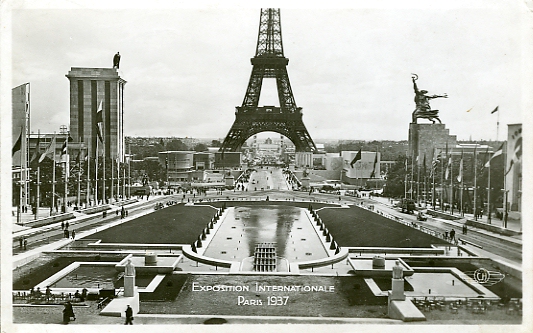 vue gnrale vers la tour Eiffel et le Champ de Mars, depuis l’esplanade du Trocadro. On voit bien l’opposition du pavillon allemand ( gauche) et du pavillon sovitique ( droite).