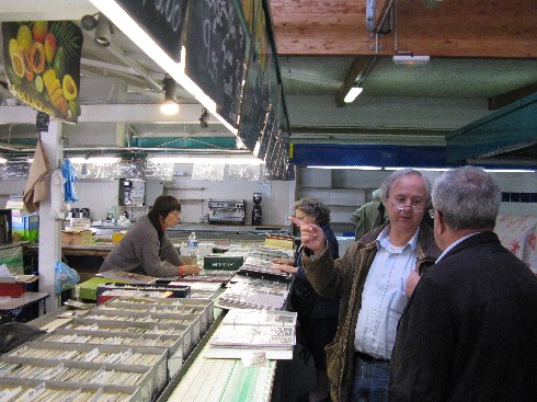 M. Larour, Pdt  de l’ACVFTI s’entretien avec M. Garde, Pdt de l’Amicale Philatlique et Cartophilique Versaillaise (de dos). Clich J. Guieux 2010