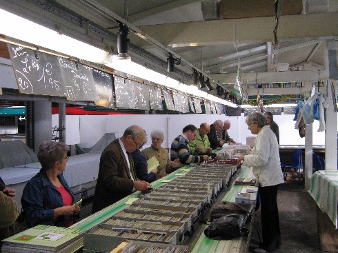 Qute studieuse de la perle rare sur le stand du Cercle Franais des Collectionneurs de Cartes Postales (CFCCP). Clich J. Guieux 2010