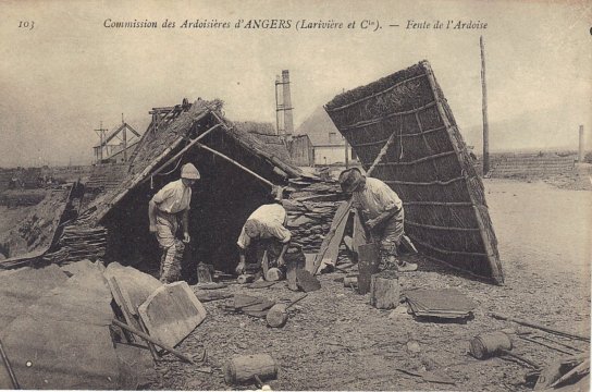 Chantier de fendeurs avec la cabane de bois et le brise-vent.