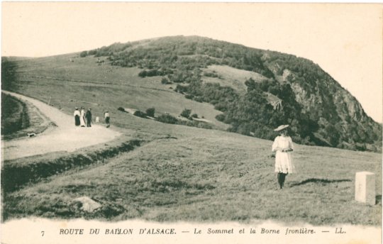 Arrive sur le Ballon. La borne frontire avec l’Allemagne est maintenant la limite entre le Territoire de Belfort et les Vosges. CPA dition LL, n° 7 srie Route des Ballons. Coll. Pers.