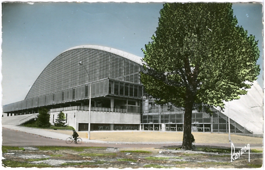 Le Centre National des Industries et des Techniques est encore de plain pied sur la rue et voisine avec un arbre rescap. (coll. part.)