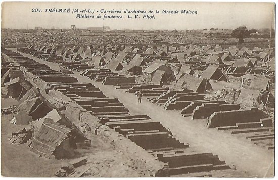 Ateliers de fendeurs. On remarques les petites cabanes de protection des ouvriers et les rangs d’ardoises dj faites.