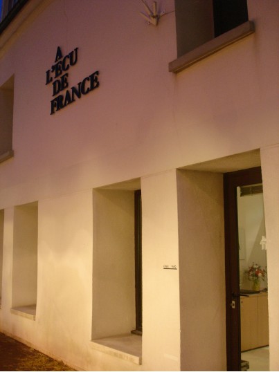 Ecu de France. La marque à mi hauteur de la porte rappelle la crue de juin 1982. Cliché J. Larour décembre 2010 Ecu de France. La marque à mi hauteur de la porte rappelle la crue de juin 1982. Cliché J. Larour décembre 2010