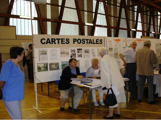 Forum 2004 : Madame Dubois, prsidente, et M. Jolly, secrtaire, renseignent une visiteuse. (Clich J. Larour)