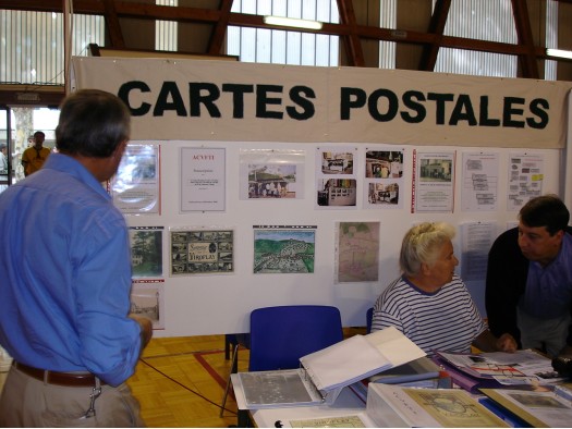 Forum 2004 : M. Derbs, trsorier, inspecte les panneaux pendant que Mme Dubois, prsidente fondatrice,  discute avec M. Jolly, secrtaire. (clich J. Larour)