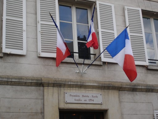 Au fronton, la plaque rappelant l’origine du bâtiment. Cliché J. Larour, mai 2005