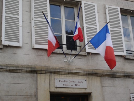 Au fronton, la plaque rappelant l’origine du btiment. Clich J. Larour, mai 2005