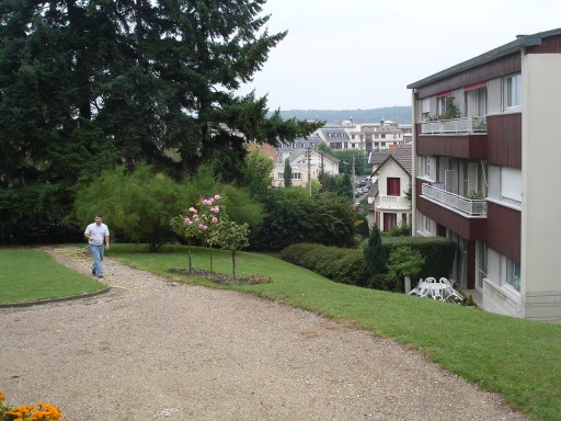 Malgr le dploiement des branches d’un cdre et un immeuble de la rsidence, on constate sur ce clich que Gaillon domine le Village et, plus gnralement les deux rives de Viroflay. clich J. Larour