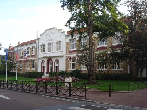 Photo actuelle de l’école des Arcades. En blanc, la façade de l’ancienne entrée principale. (photo JL 2005)
