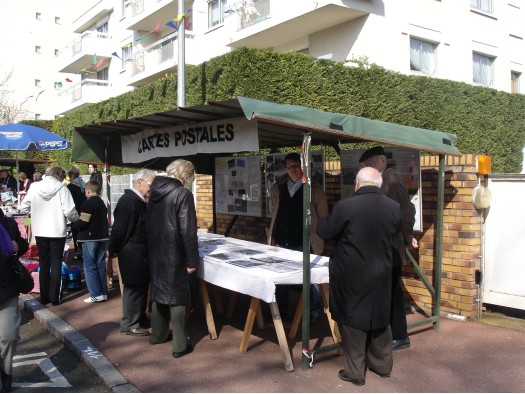 Affluence autour du stand.