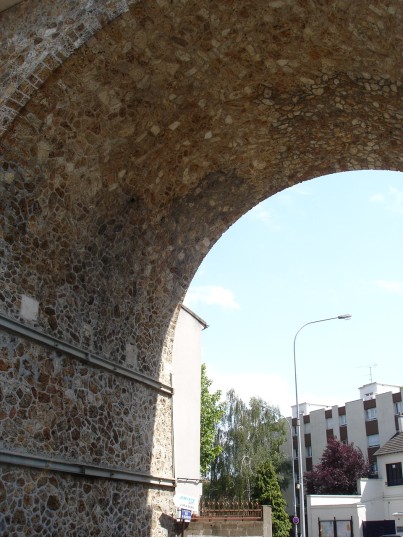 Echappe sur l’immeuble prs de la Forge  travers l’arcade qui a t bombarde en juin 1944. On note les renforts mtalliques de la base et les raccords de maonnerie de la vote. Clich J. Larour mai 2007