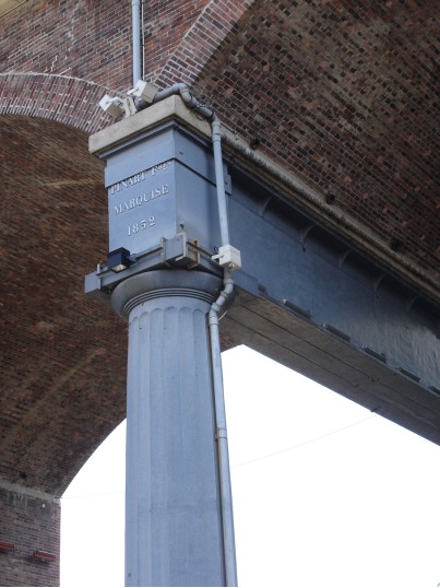 Colonne portant la marque de la fonderie Pinart Frres  Marquise (Pas de Calais) avec mention de la date de construction,1852. Clich J. Larour mai 2007.