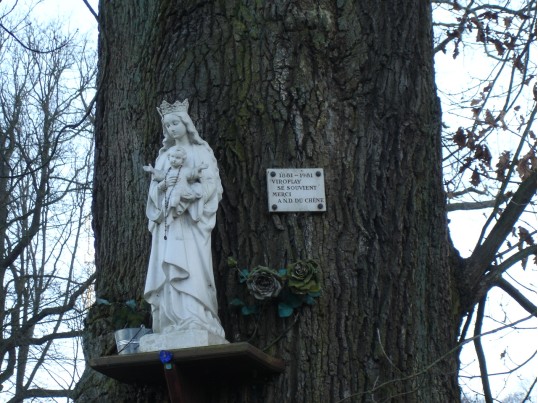 La vierge du Chne de Viroflay. Un ex-voto rappelle les pidmies de cholra au XIXe sicle et les plerinages fervents des habitants de la commune et de Chaville pour que la Vierge intercde. Clich J. Larour mars 2008