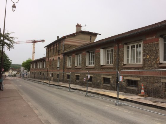 La pelleteuse a déjà mordu sur le corps central du bâtiment de l’école des chemins de fer. La facade sur rue est encore intacte. Cliché J.L. avril 2019 La pelleteuse a déjà mordu sur le corps central du bâtiment de l’école des chemins de fer. La facade sur rue est encore intacte. Cliché J.L. avril 2019