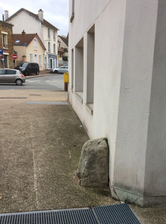 Borne miliaire au pied de l’Ecu de France. La plupart de ces bornes, le long des routes d’intérêt national, ont disparu, dont celle des Arcades. Chez nous de forme pyramidale, elles étaient gravées sur chaque face d’un écussion qui fut souvent martelé sous la Révolution. Cliché J.L. mars 2019 Borne miliaire au pied de l’Ecu de France. La plupart de ces bornes, le long des routes d’intérêt national, ont disparu, dont celle des Arcades. Chez nous de forme pyramidale, elles étaient gravées sur chaque face d’un écussion qui fut souvent martelé sous la Révolution. Cliché J.L. mars 2019