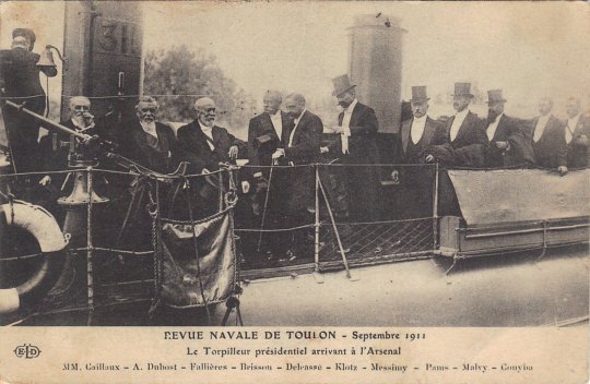 Septembre 1911. Au moins une fois pendant son mandat , le Prsident se fait prsenter la flotte franaise  Toulon. Ici Fallires est entour de membres du gouvernement Caillaux. On le reconnat  sa barbe fleurie. Le ministre de la Marine Delcass, moustache et lorgnons, vient d’ter son haut-de-forme et tient une canne.