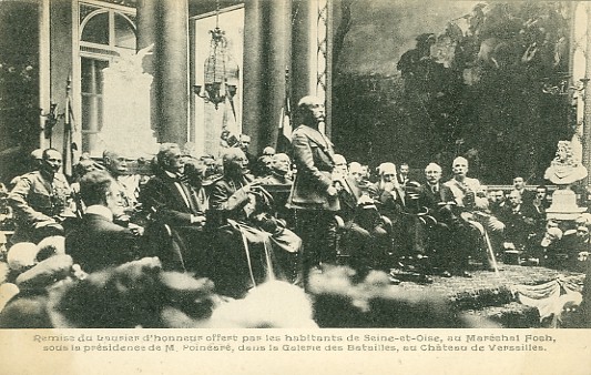 Remise d’une distinction au marchal Foch dans la Galerie des Batailles (coll. part.)