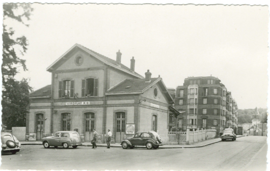 La gare Rive Gauche et sa place dans les années 50 (coll. part.) La gare Rive Gauche et sa place dans les années 50 (coll. part.)