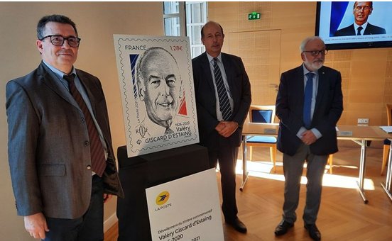 Pascal Lebraud directeur des partenariats La poste-Auvergne, Louis Giscard d’Estaing et Claude Dsarmnien prsident de la fdration franaise des associations philatliques