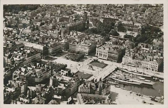 A gauche le Thtre et la place Gambetta avec l’immeuble des Galeries rue de Paris - Au fond l’Htel de Ville